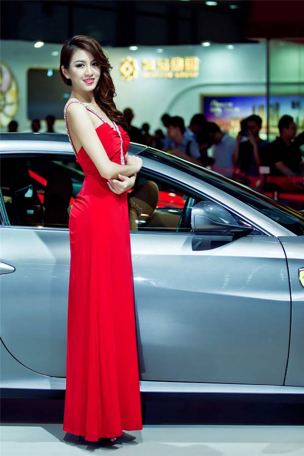 甜美车模性感迷人写真-7