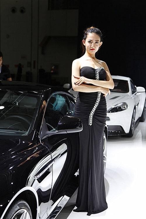 展台上的风姿卓越的性感模特