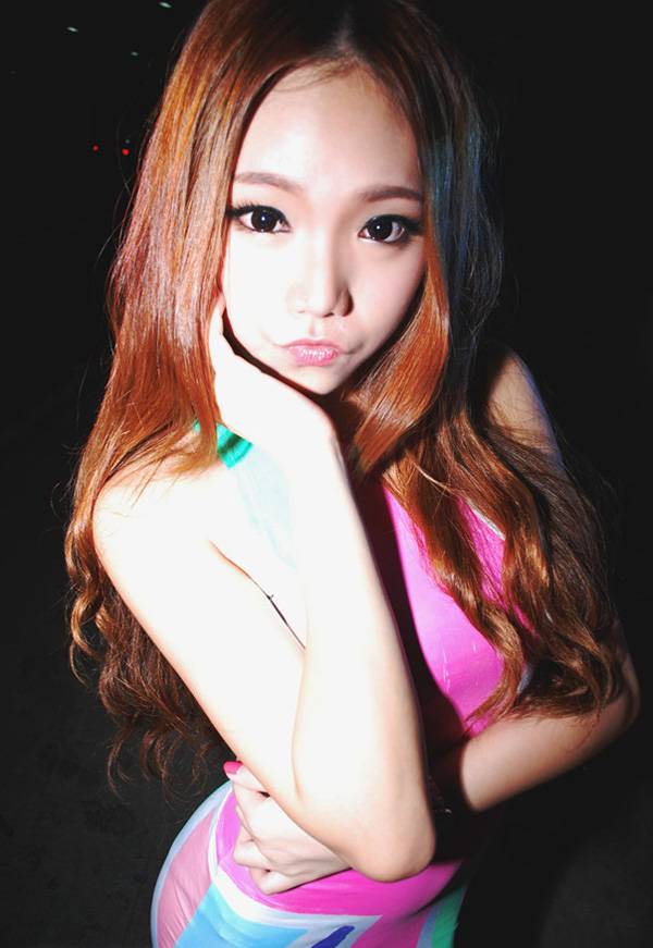 90后可爱嫩模夜景迷人写真-7