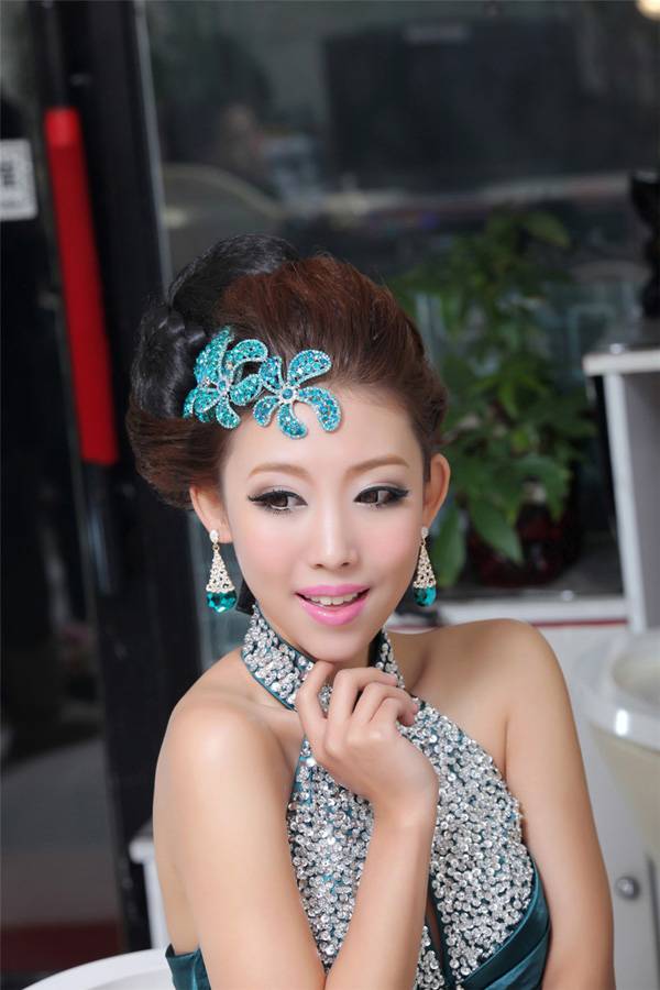 美女唯美婚纱模特酥胸写真