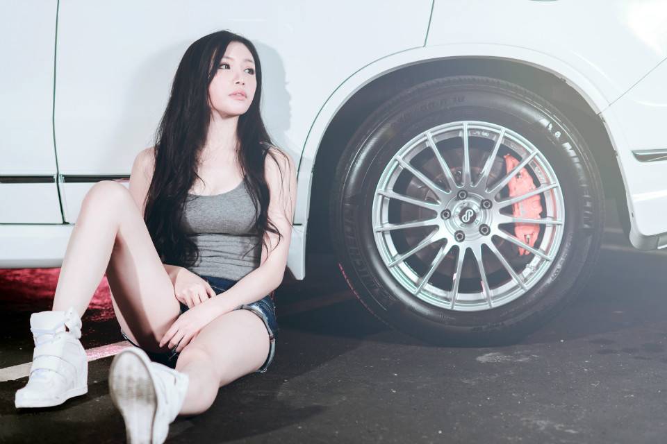 美女长发车模性感诱惑写真-7