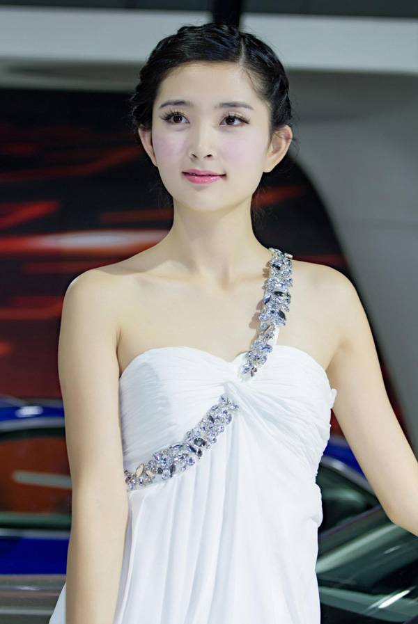 美女车模低胸迷人写真-3