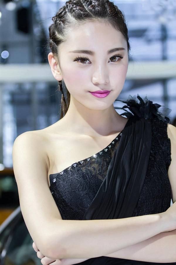 美女车模低胸迷人写真-4