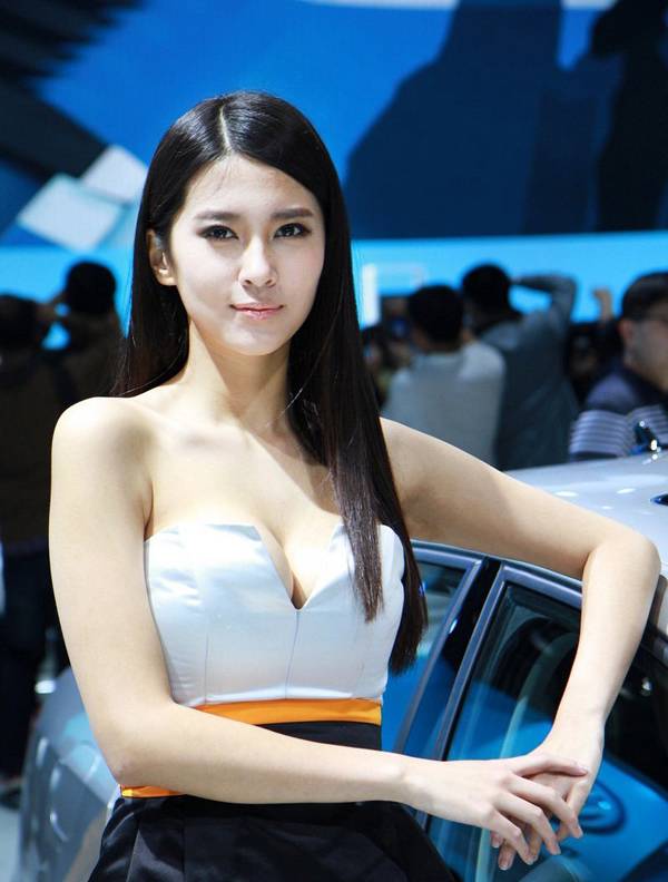 冷艳气场 电眼美女车模