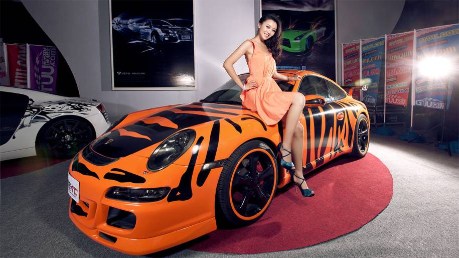 酥胸微露的R女郎-2