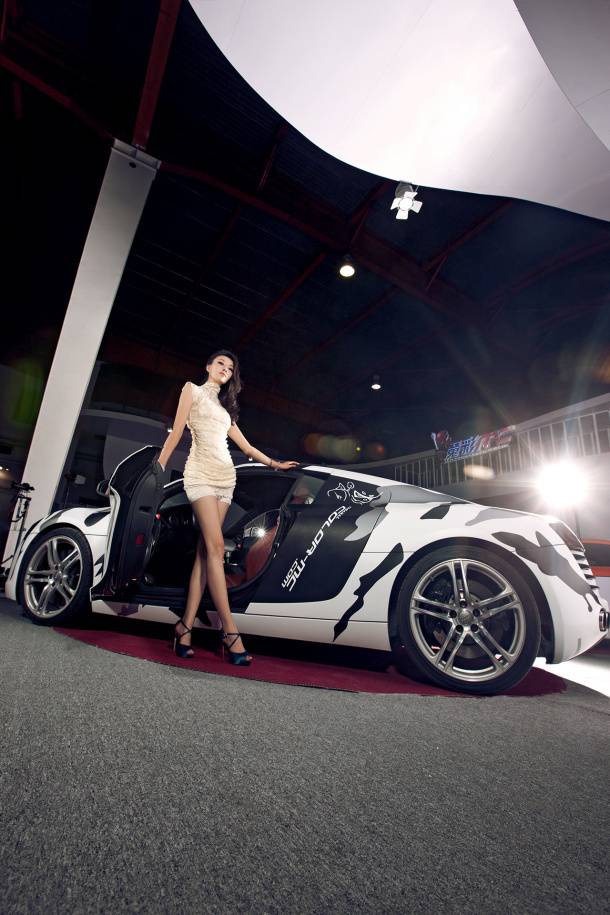 酥胸微露的R女郎-7