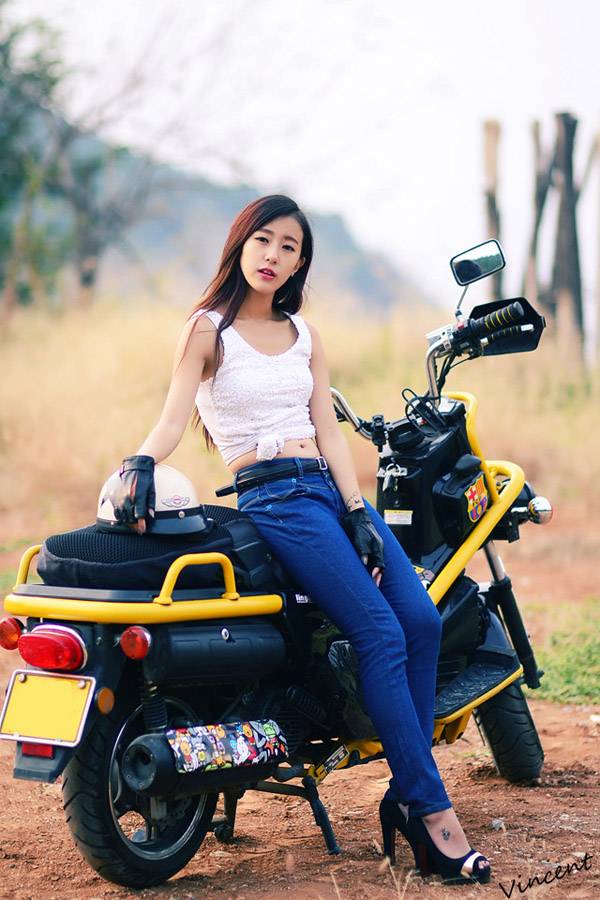 干净利落的机车车模-8