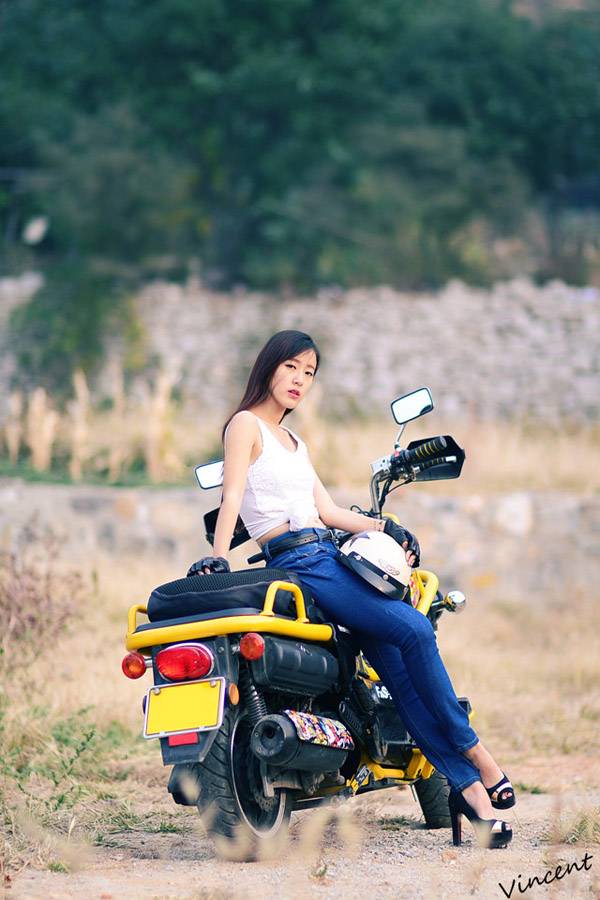 干净利落的机车车模-10