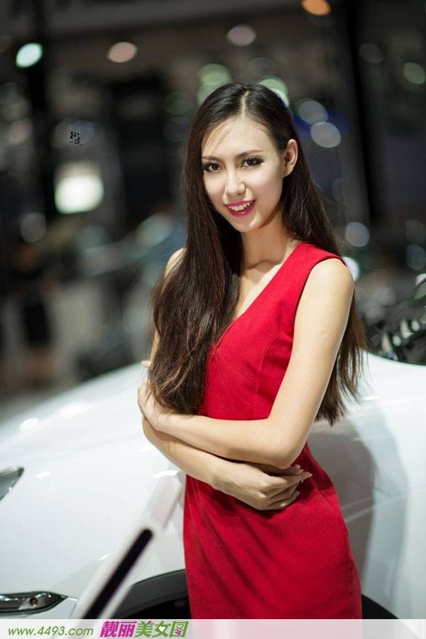 奥迪车展火红车模苗条身材