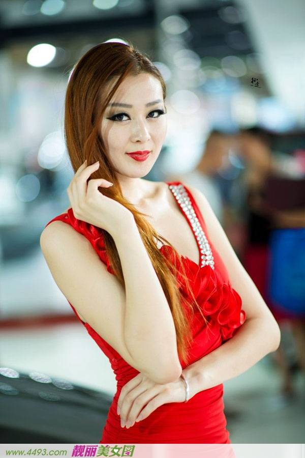 奥迪车展火红车模苗条身材-10