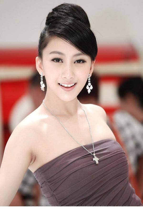 上海车展闪闪迷人的美女车模-5