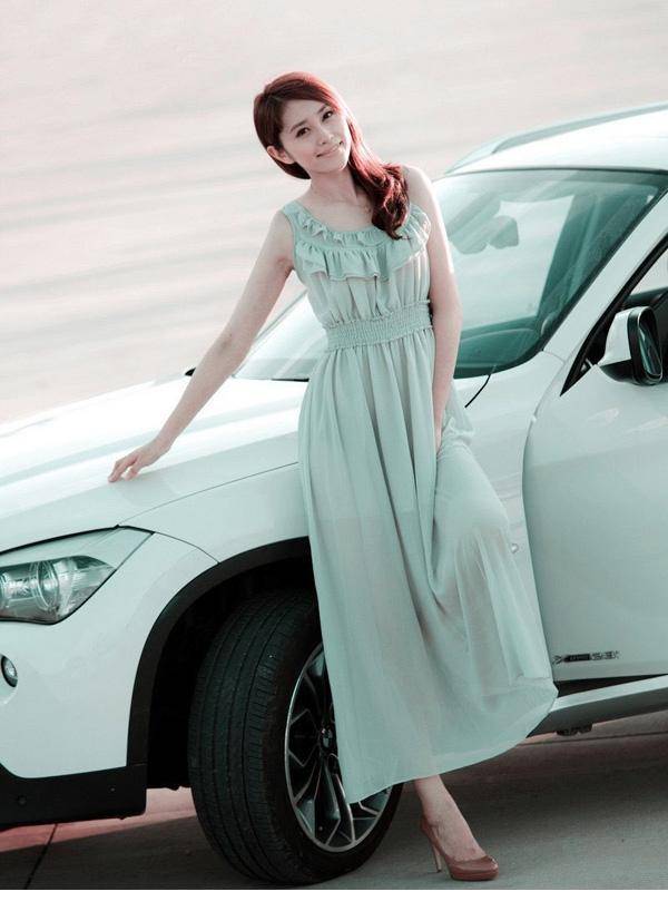 宝马女清新可人写真