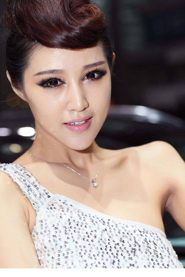 超级性感模特闪亮车展气质动人