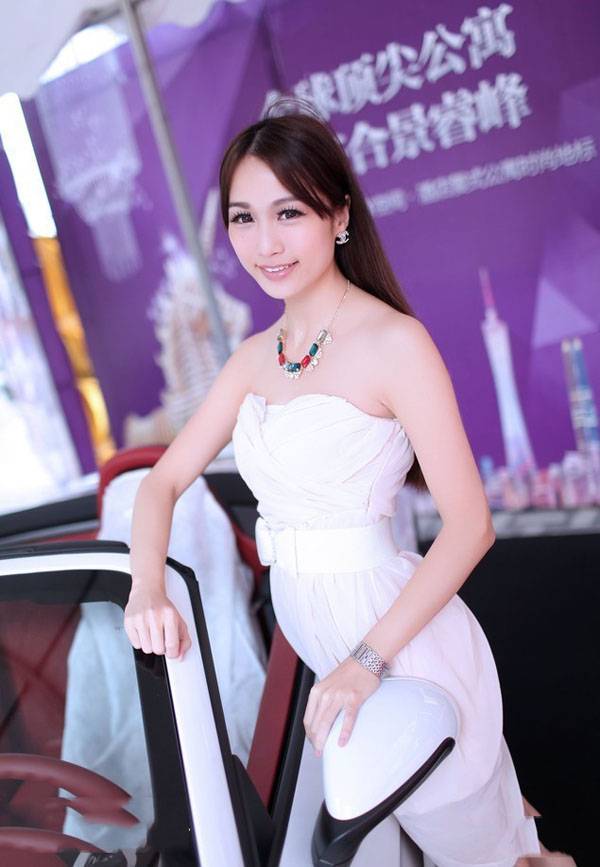 白皙美丽甜美迷人车模