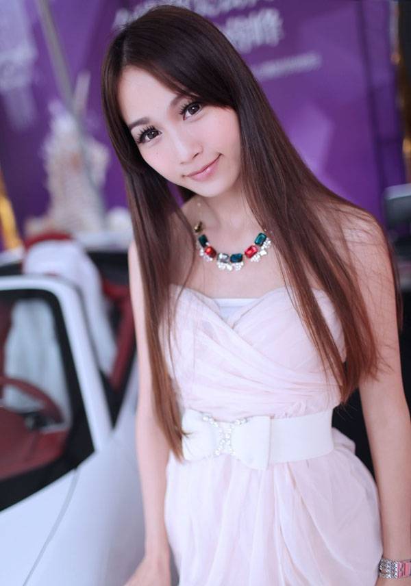白皙美丽甜美迷人车模-3