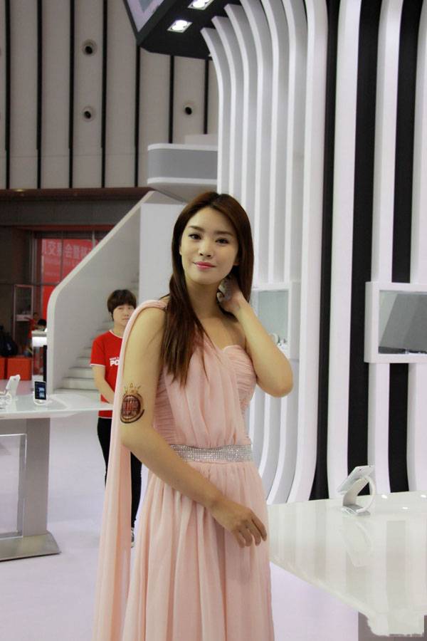 美艳模特长裙飘逸-7