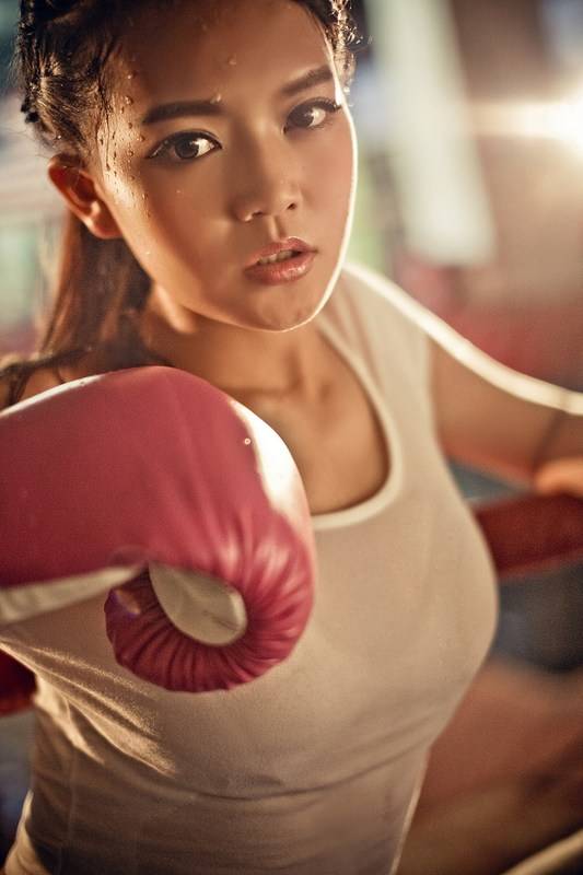 中国拳击美女主持大秀一字马-8