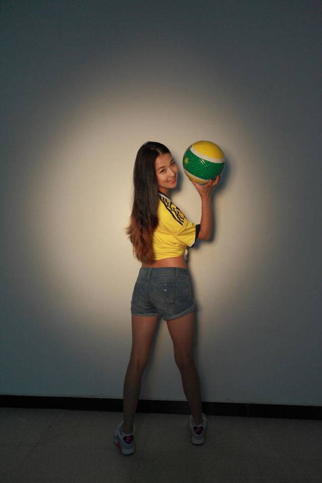 性感足球宝贝玩转足球写真-4