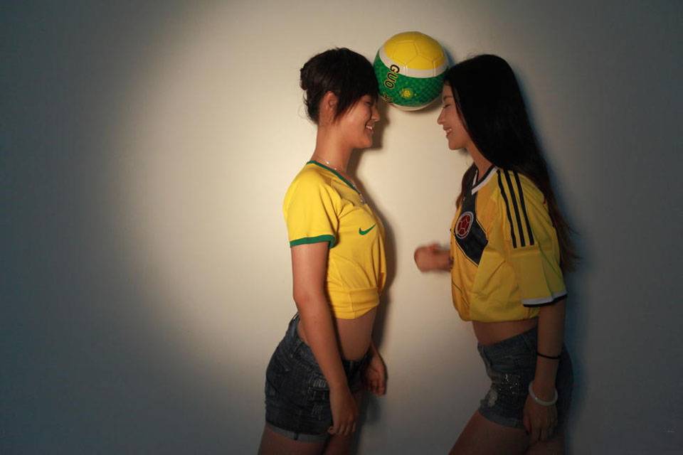 性感足球宝贝玩转足球写真-8