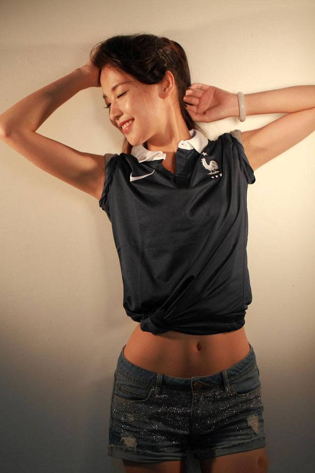 婀娜多姿足球宝贝大秀美体-9