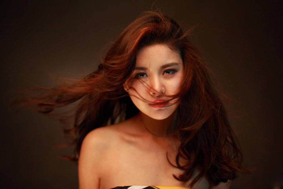 足球宝贝靓丽出镜 四强争夺战一触即发