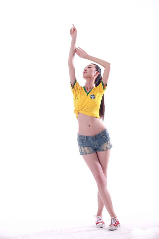 黄衣靓妹婀娜多姿大秀美体