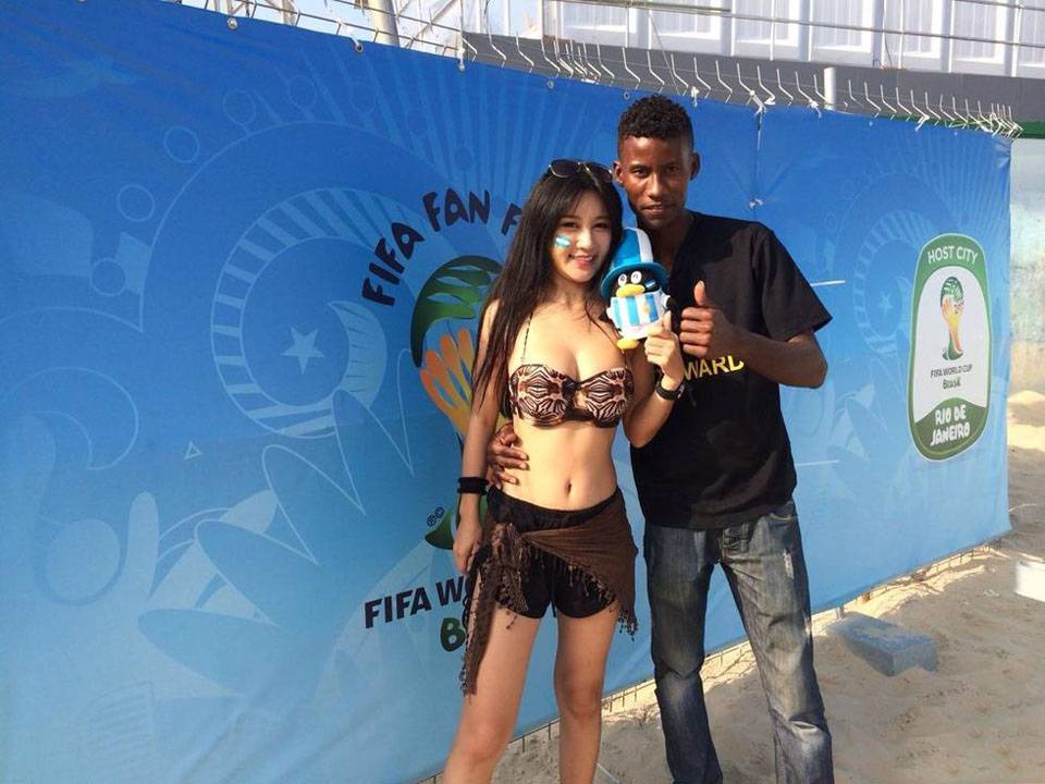 冠军宝贝樊玲前赴巴西 着比基尼遭热吻-6