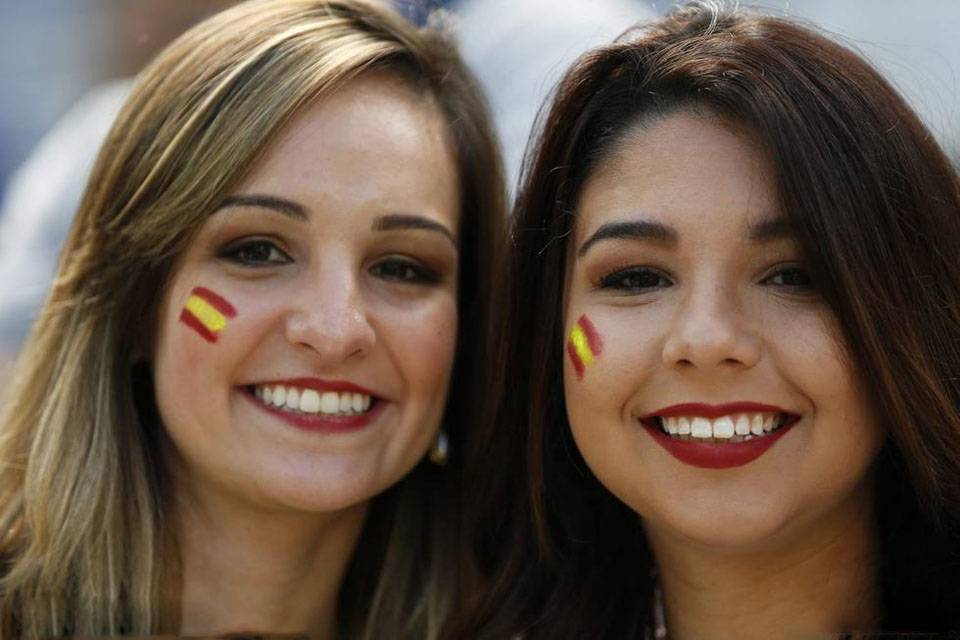 世界杯美女云集 清凉着装吸引眼球-2