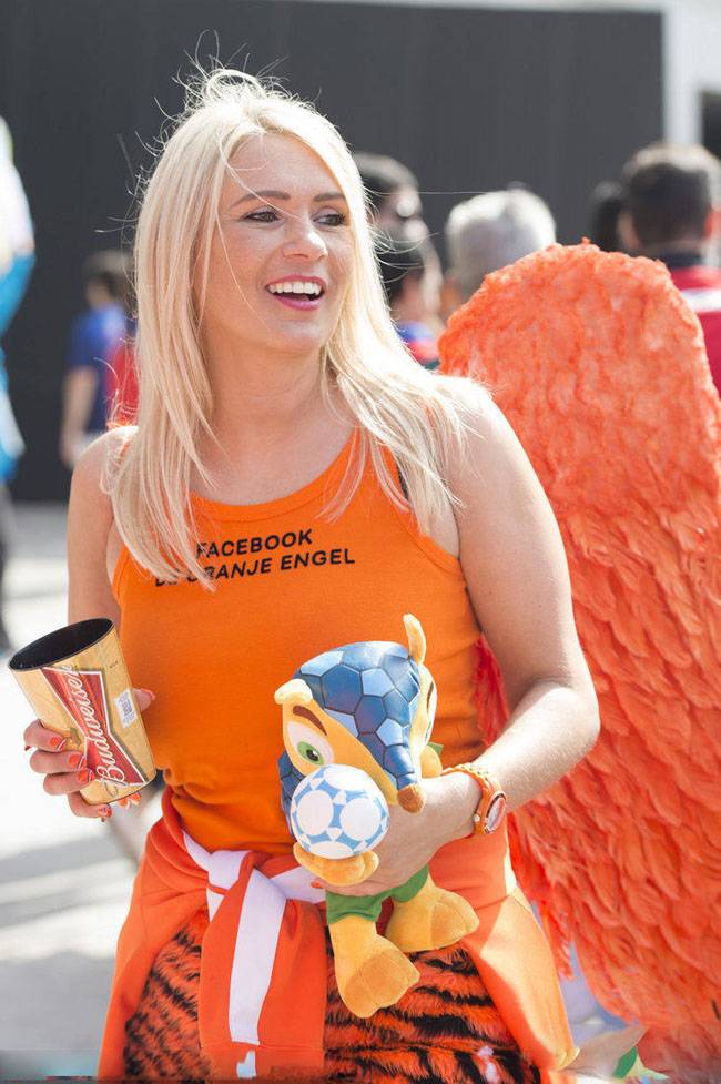 世界杯美女云集 清凉着装吸引眼球-7