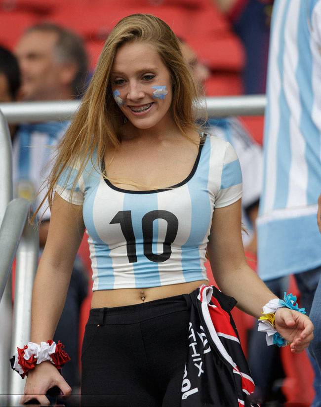 爆乳女球独爱梅西 丰满双峰齐呐喊助威-3