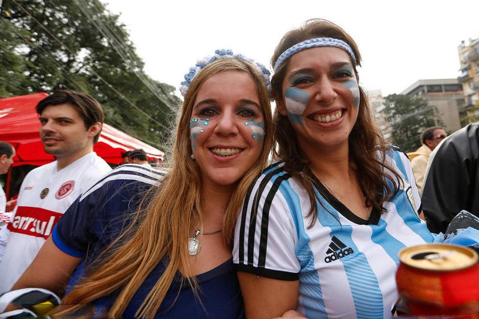 爆乳女球独爱梅西 丰满双峰齐呐喊助威-5