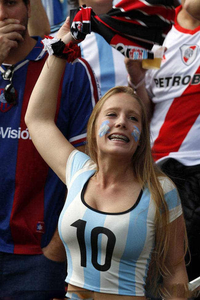 爆乳女球独爱梅西 丰满双峰齐呐喊助威-7