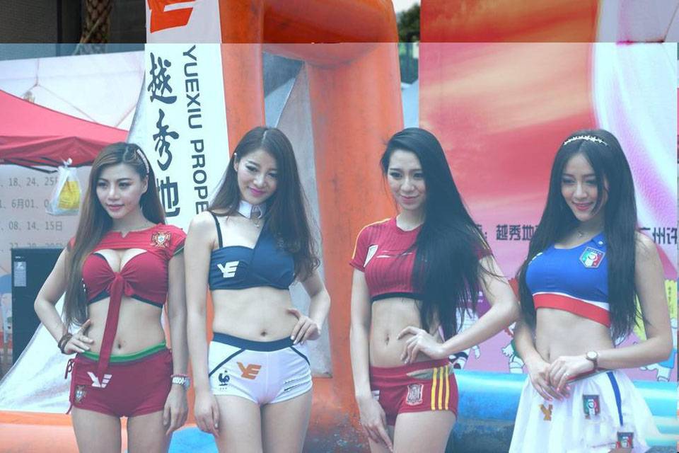 足球宝贝泥浆恶战 长腿爆乳激情射门-5