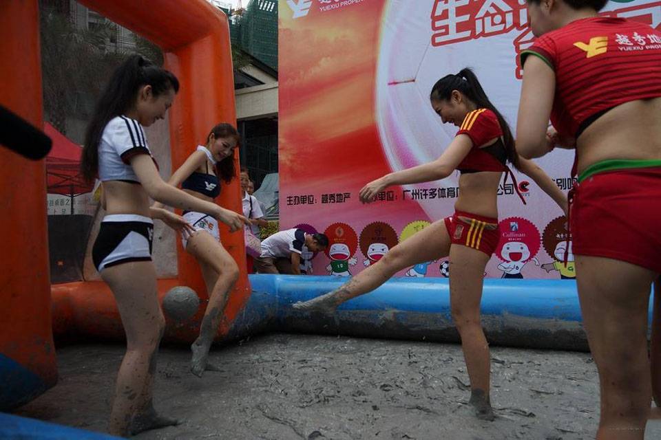 足球宝贝泥浆恶战 长腿爆乳激情射门-8