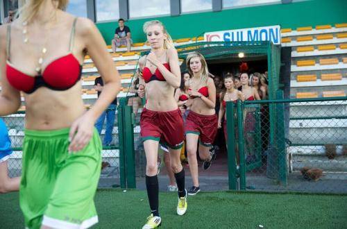 比利时小姐世界杯比赛内衣秀登场 球迷热情似火饱受艳福-2