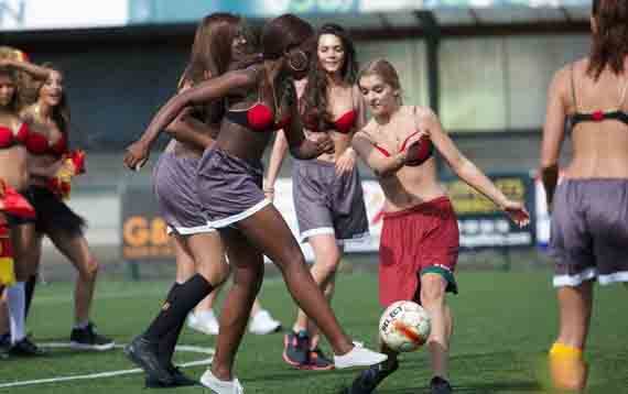 比利时小姐世界杯比赛内衣秀登场 球迷热情似火饱受艳福-6