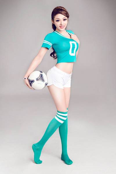 "船震门"女主角变身足球宝贝 演绎极致诱惑-5