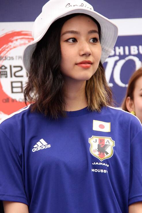 日本美女身着球衣大PK 清纯女仆朋克你爱谁-3