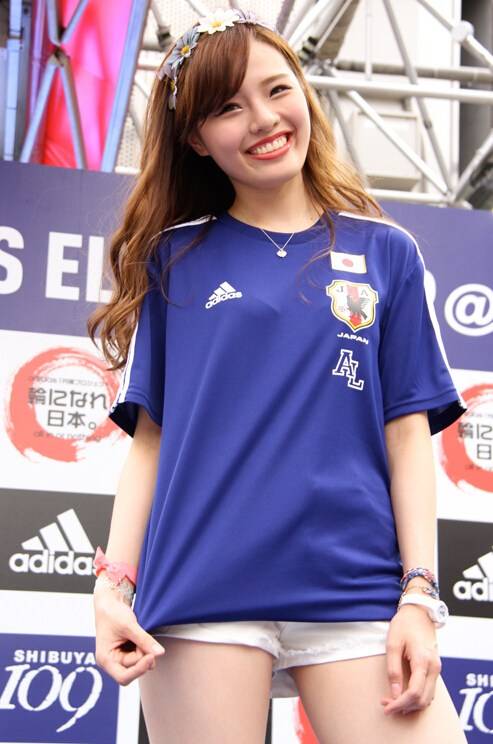 日本美女身着球衣大PK 清纯女仆朋克你爱谁-9