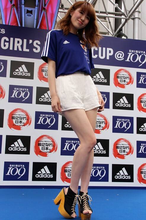 日本美女身着球衣大PK 清纯女仆朋克你爱谁-10