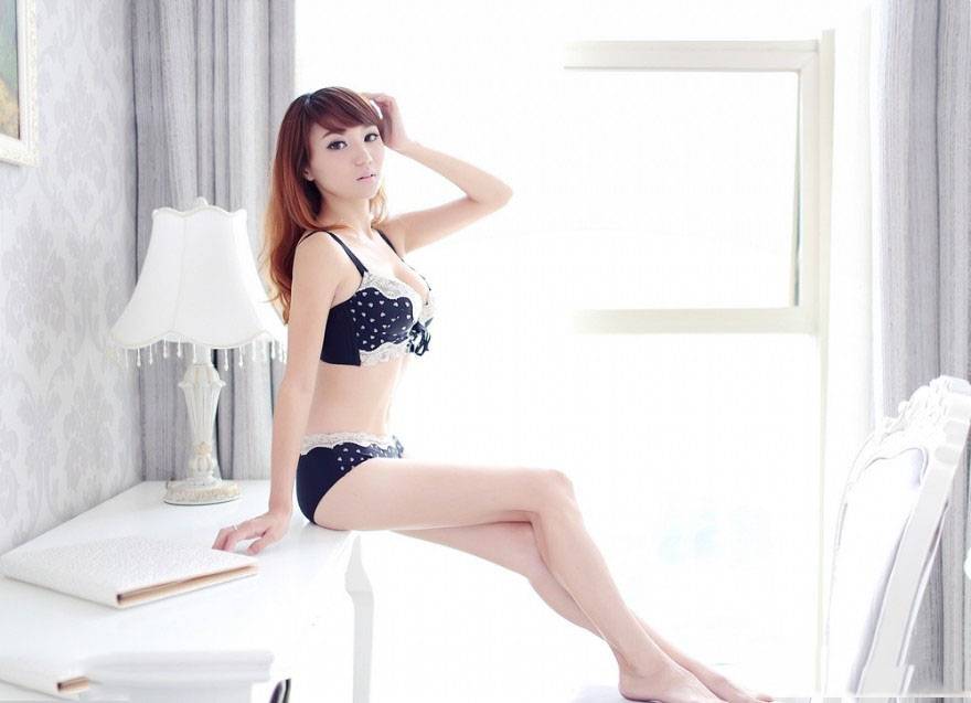 内衣少女梳妆台上的妖娆-6