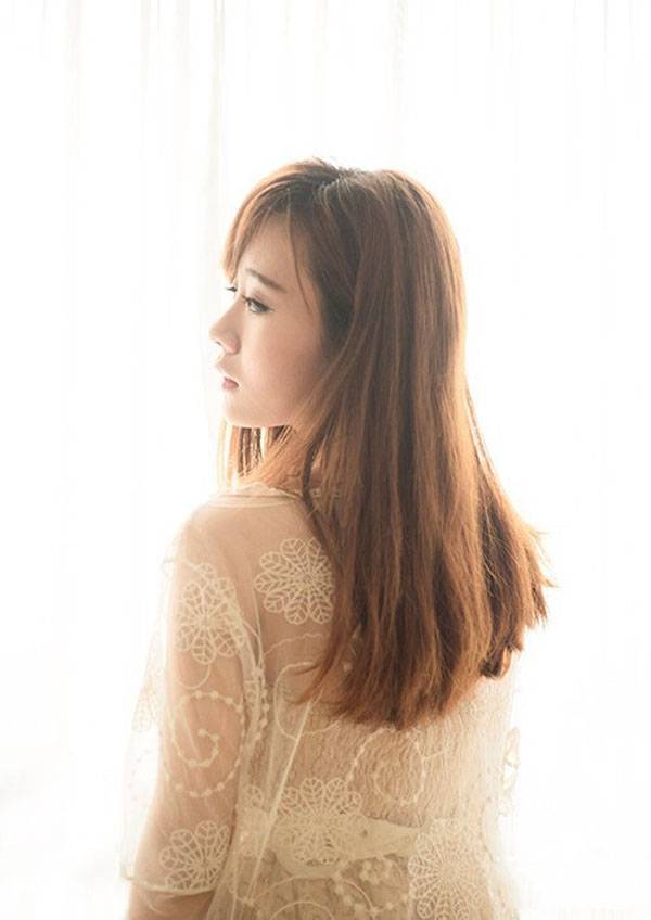 曼妙露肩美人的忧郁