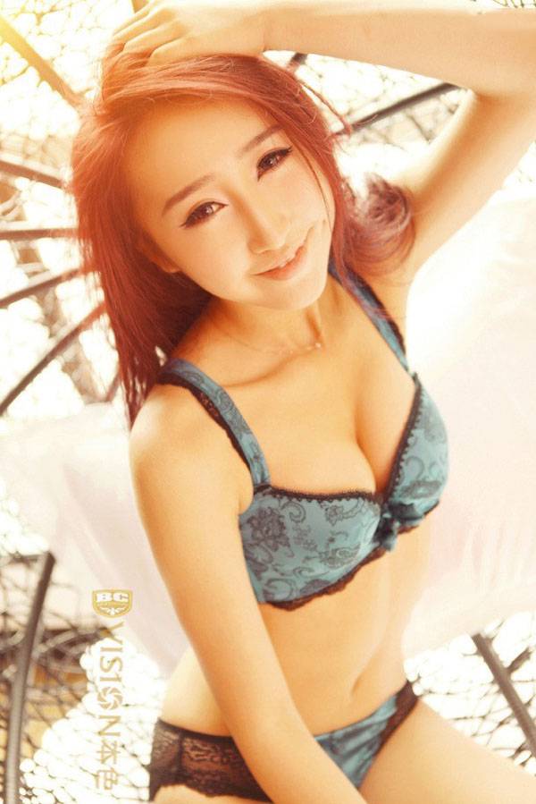 内衣少女圆床上的私语