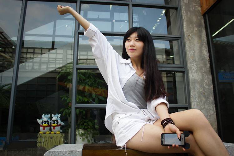 午后石凳上的休闲美女