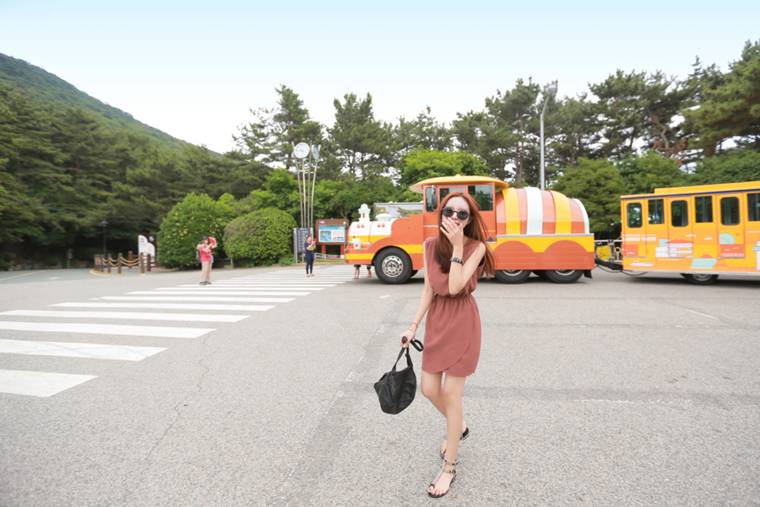 阳光美少女户外游玩写真-3