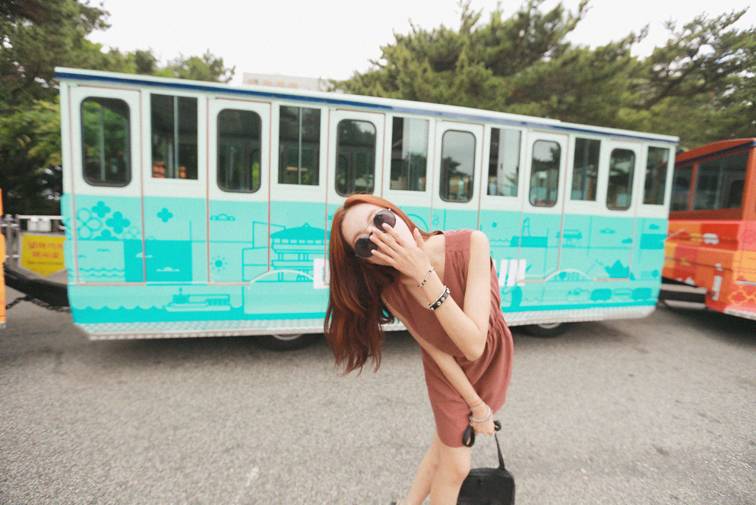 阳光美少女户外游玩写真-6