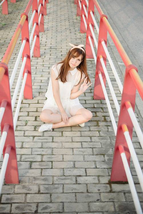 末公交站台上的甜美女孩-6