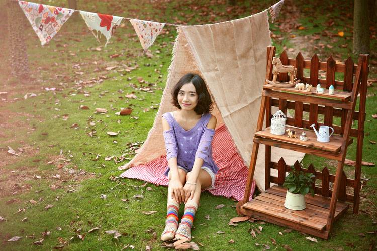 户外露营的甜美少女-3