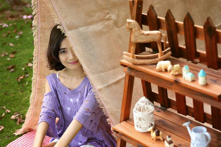 户外露营的甜美少女-4