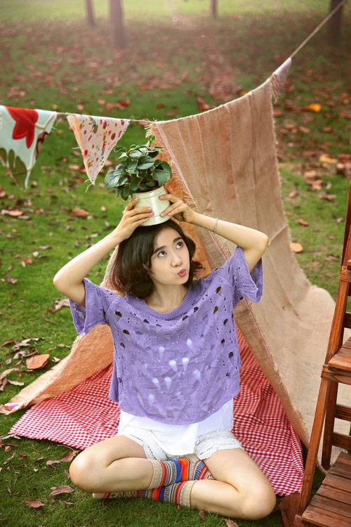 户外露营的甜美少女-5